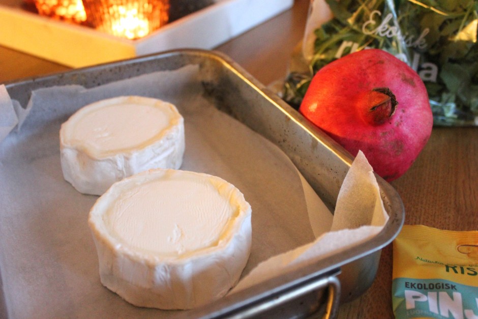 chèvre med granatäpple, ruccola och pinjenötter