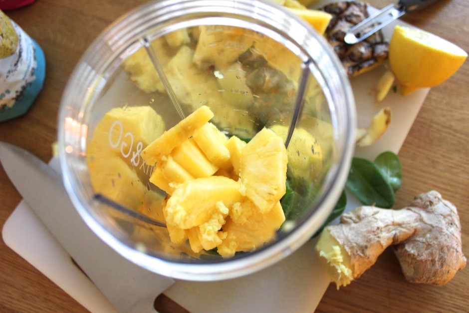 ananas och spenat smoothie med citron och ingefära