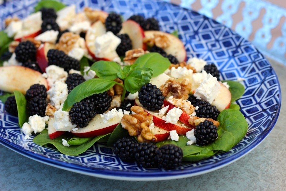 sallad med björnbär, fetaost, nektarin och valnötter