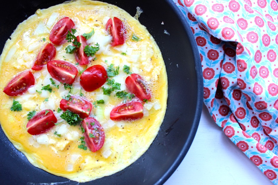 omelett med coctailtomater och lök