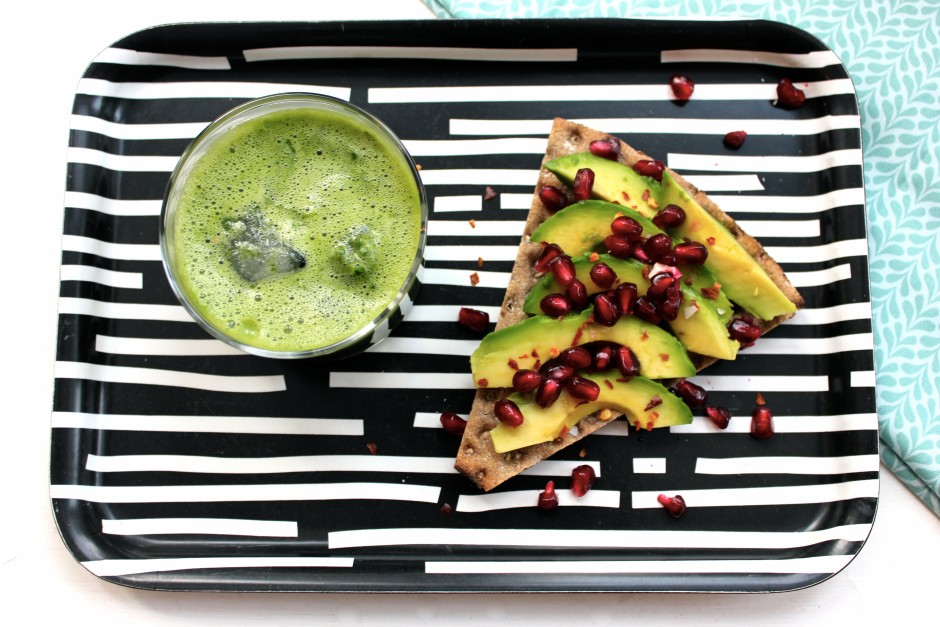 knäcke med avokado, chili och granatäpple, syrlig smoothie med spenat och ingefära