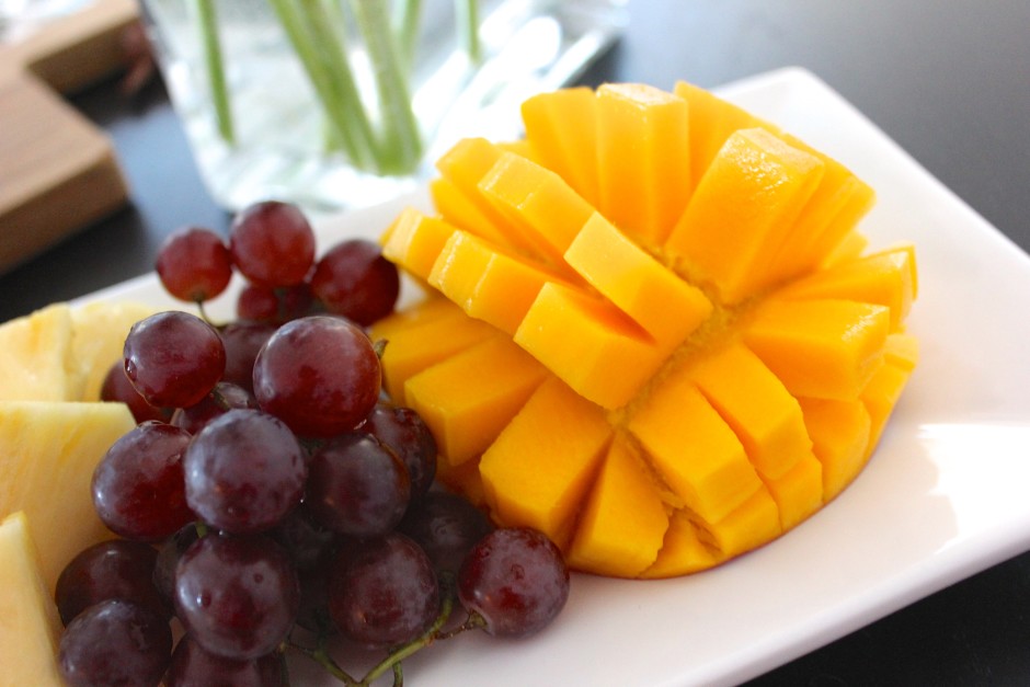 fruktfat med mango, vindruvor, kokoschips och ananas