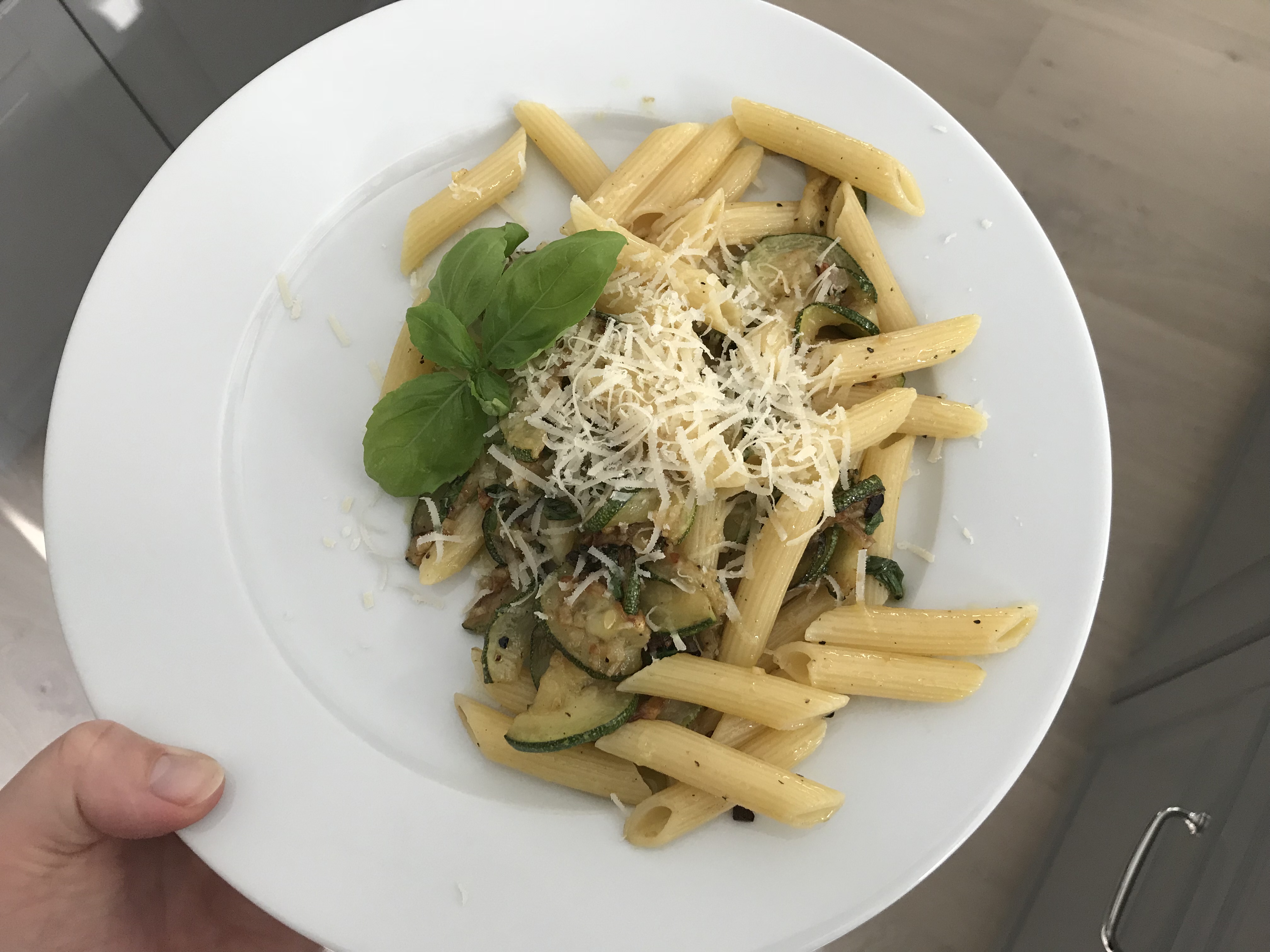 pasta med zucchini, vitlök och parmesan